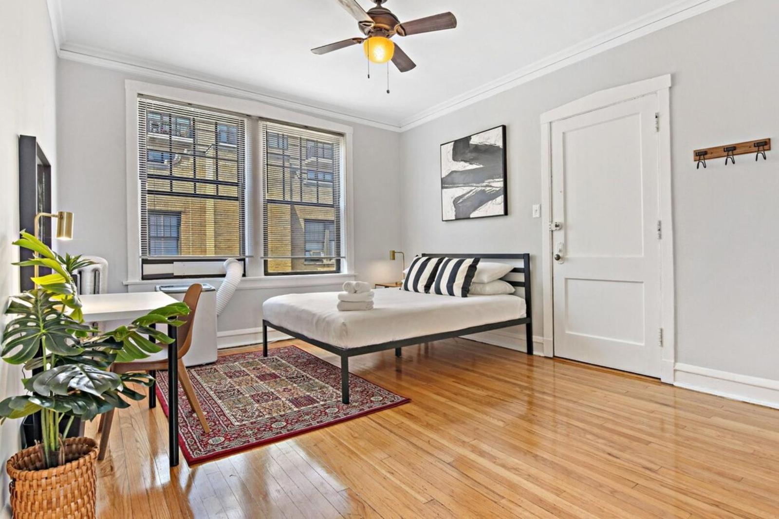 Great Location Charming 1BR Apt in Lakeview Main image 1